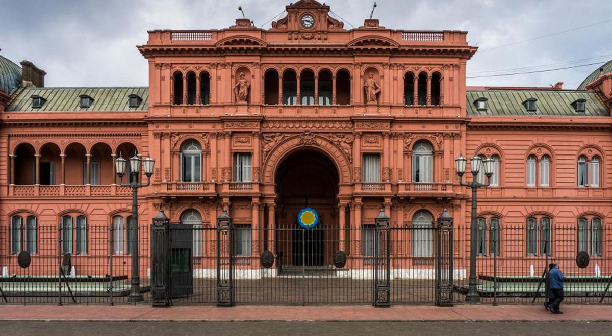 El gobierno de Milei suspendió las contrataciones en el sector público.