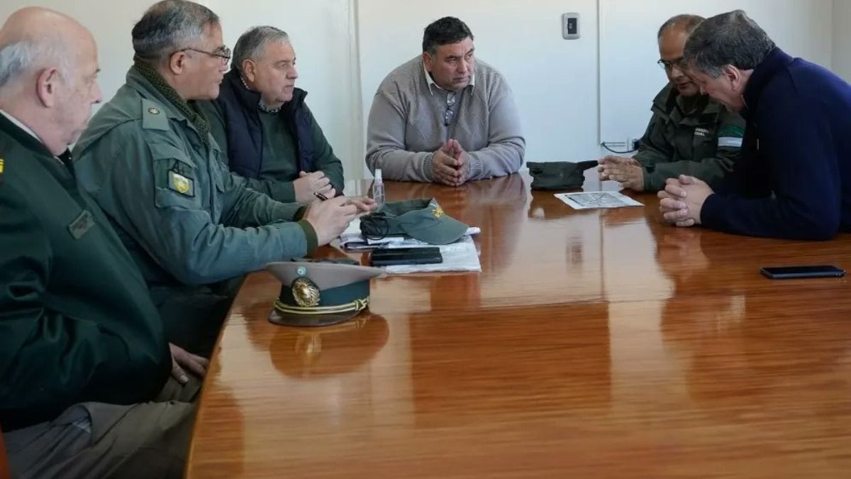 Después de reunirse con todas las partes que intervinieron en el conflicto de los 400 vehículos varados en alta montaña, el intendente Daniel Orozco (primero a la derecha) le presentará un informe al gobernador Rodolfo Suarez. El obejtivo es que no vuelvan a suceder situaciones como la de la semana pasada, y tener un plan de contingencia por si ocurre algún imprevisto.