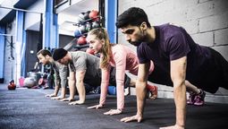 Las personas pueden hacer flexiones de brazos para transformar su cuerpo.&nbsp;