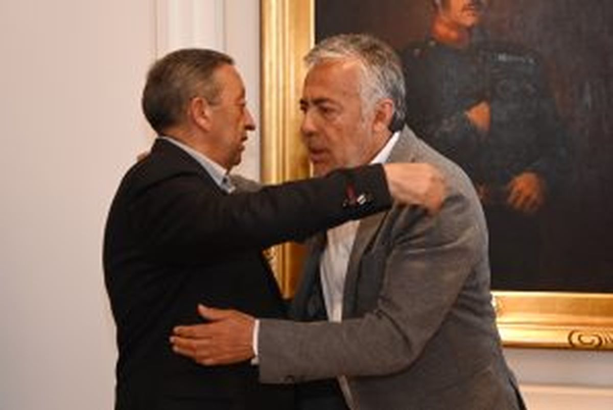 Abrazo entre el peronista Celso Jaque y el radical Alfredo Cornejo. El intendente de Malargüe y el gobernador firmaron un convenio. Abrazo entre el peronista Celso Jaque y el radical Alfredo Cornejo. El intendente de Malargüe y el gobernador firmaron un convenio.