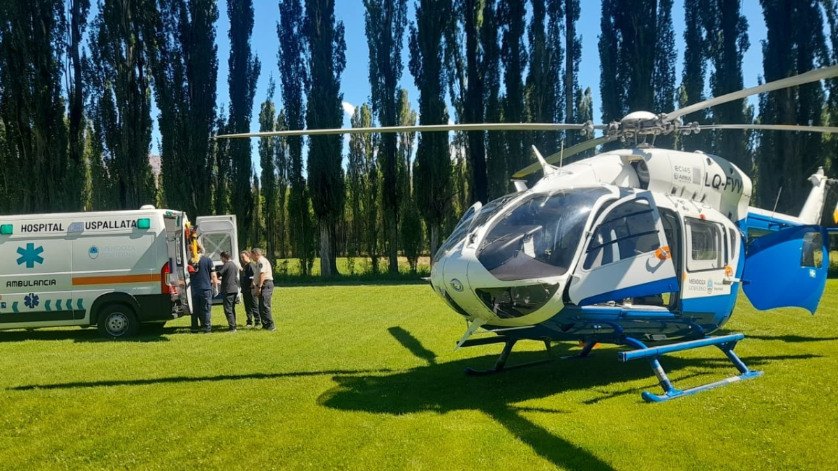 Debido a la gravedad del traumatismo sufrido por el motociclista se autorizó el traslado de la víctima en el helicóptero HALCÓN III al Hospital Central. Debido a la gravedad del traumatismo sufrido por el motociclista se autorizó el traslado de la víctima en el helicóptero HALCÓN III al Hospital Central.