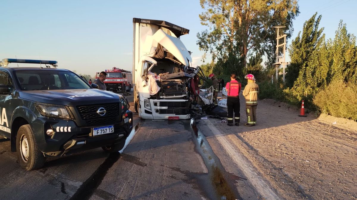 El camionero oriundo de Brasil murió al impactar de frente con otro camión en la Ruta 40, en Las Heras. El camionero oriundo de Brasil murió al impactar de frente con otro camión en la Ruta 40, en Las Heras.