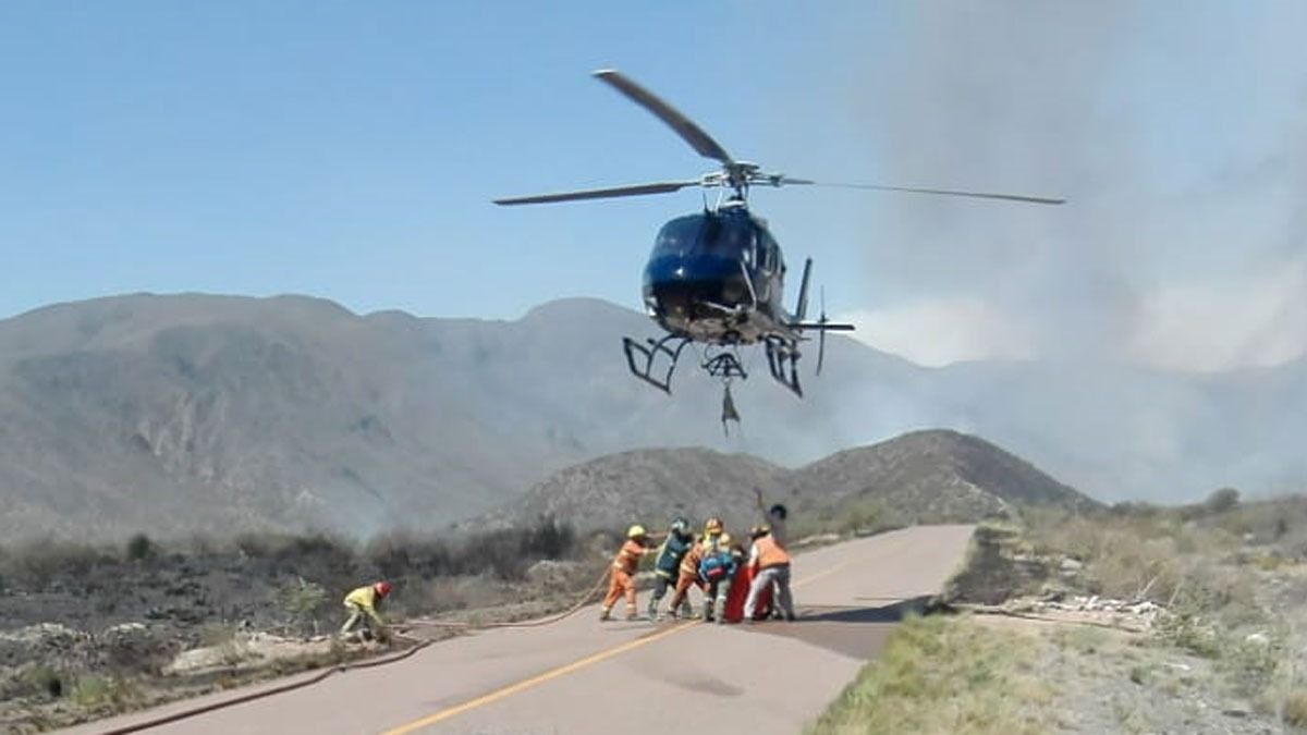 El Halcón de la Policía salió con el Bambi bucket para lanzar agua a los focos de incendio desde el aire. El Halcón de la Policía salió con el Bambi bucket para lanzar agua a los focos de incendio desde el aire.