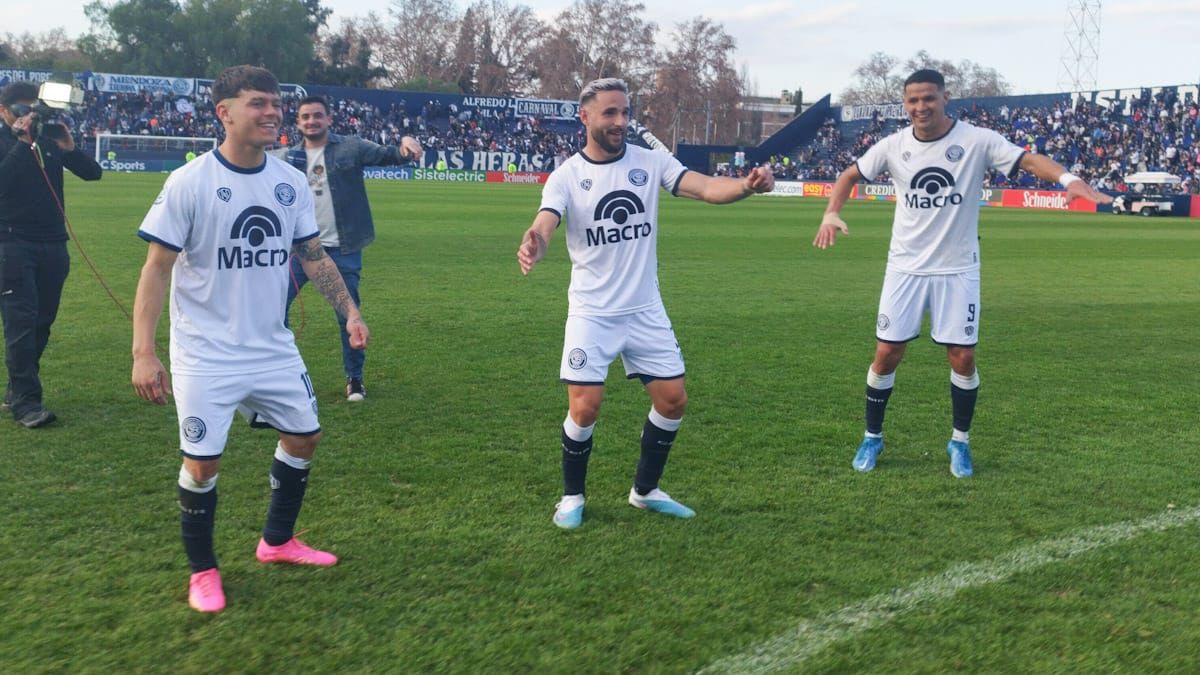 Alex Arce a la derecha festejando el gol junto al Pipa Elordi y Matías Reali. Alex Arce a la derecha festejando el gol junto al Pipa Elordi y Matías Reali.