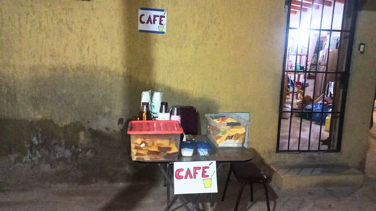 A su pequeño emprendimiento de artículos de limpieza, Adua sumó café, tortitas y hasta sandwuiches de milanesa para obreros y transeúntes. Todo a partir del socavón en el Acceso Sur. A su pequeño emprendimiento de artículos de limpieza, Adua sumó café, tortitas y hasta sandwuiches de milanesa para obreros y transeúntes. Todo a partir del socavón en el Acceso Sur.