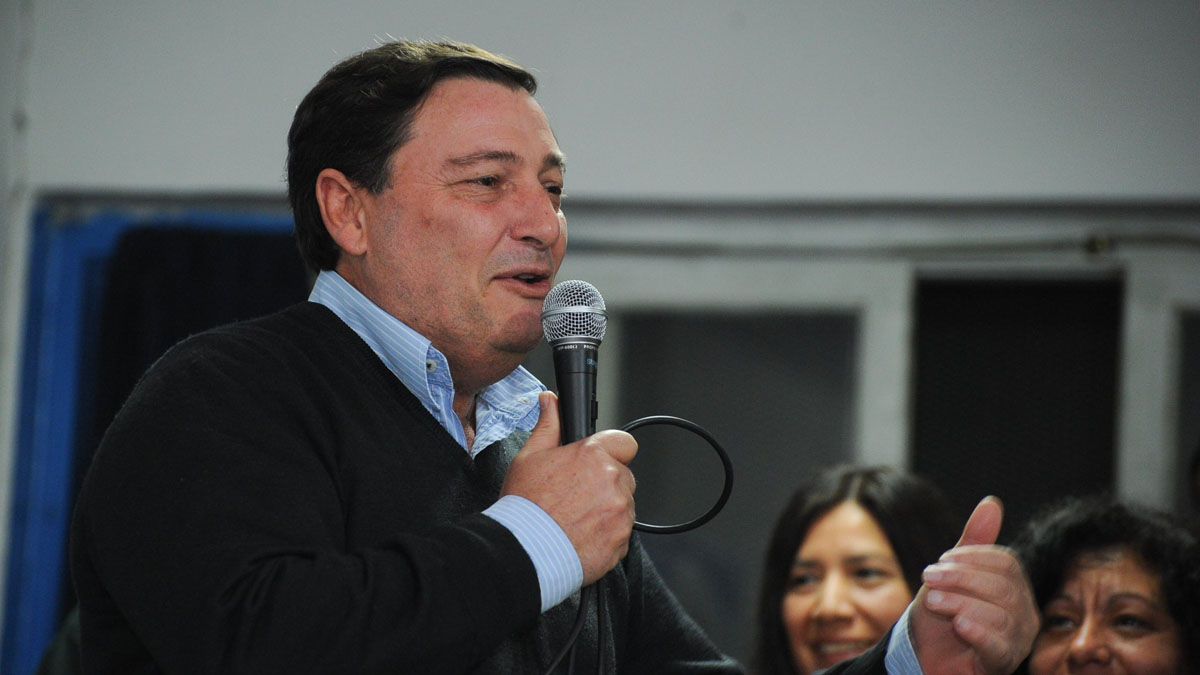 Omar Parisi apunta desde Mendoza a agilizar el paso a Chile con teconología y la apertura del Pehuenche para carga alimenticia. Omar Parisi apunta desde Mendoza a agilizar el paso a Chile con teconología y la apertura del Pehuenche para carga alimenticia.