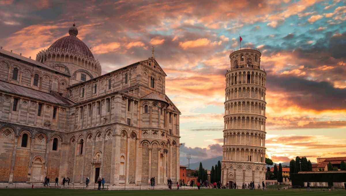 Un error que se convirtió en símbolo: la inclinación que hizo famosa a la Torre de Pisa. Un error que se convirtió en símbolo: la inclinación que hizo famosa a la Torre de Pisa.