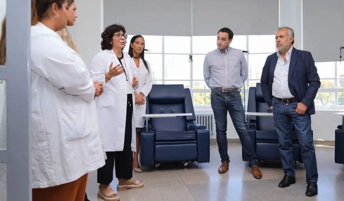 Alfredo Cornejo junto a Rodolfo Montero en el nuevo Servicio Oncológico del Hospital Central.