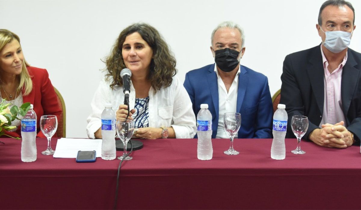 Los funcionarios Nadal y Mingorance (en el centro) estuvieron en la entrega de los incentivos.