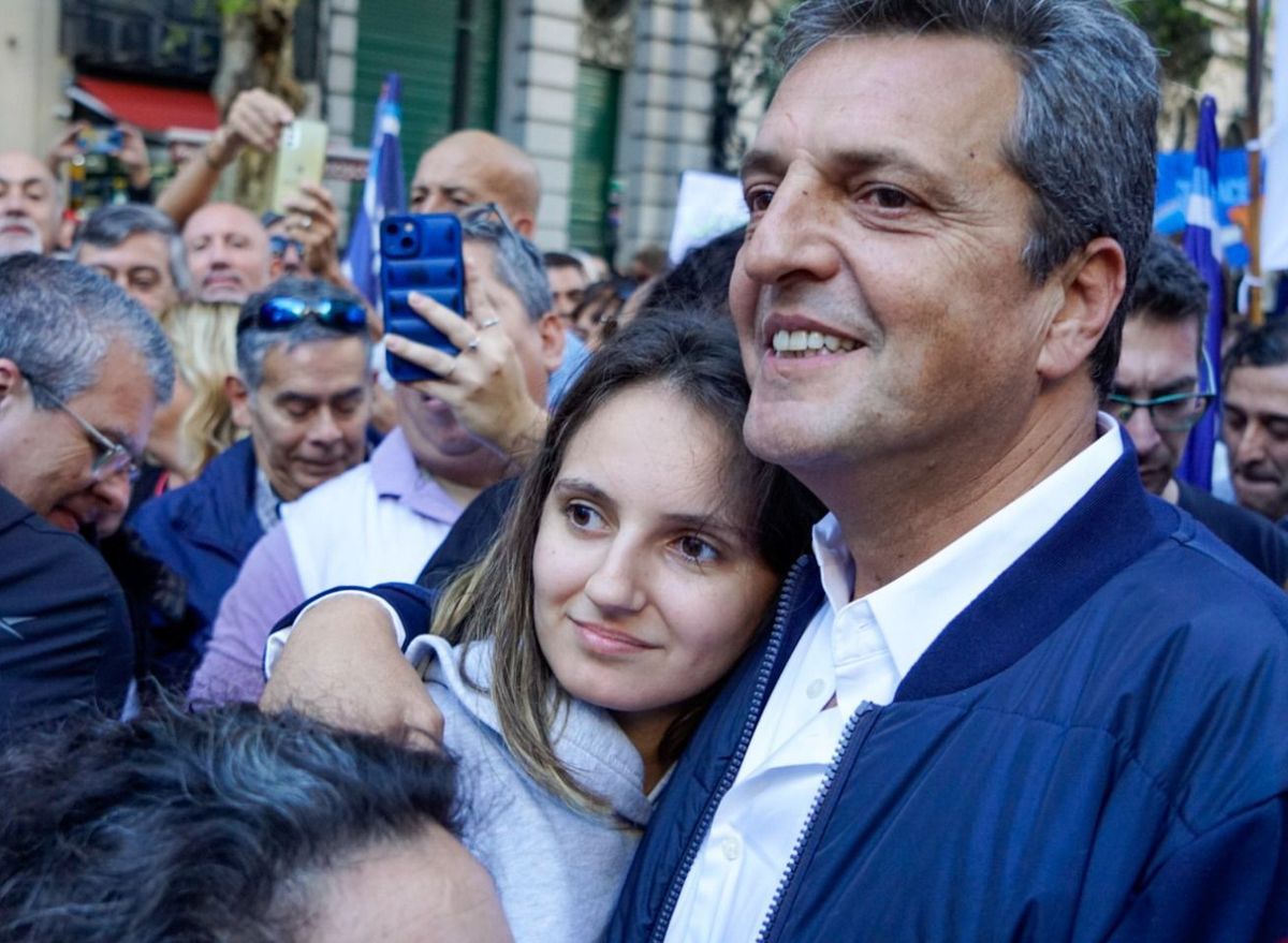 Sergio Massa marchó junto a su hija en la manifestación en defensa de la educación pública. Sergio Massa marchó junto a su hija en la manifestación en defensa de la educación pública.