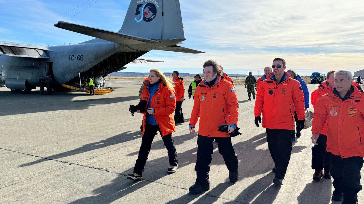 Con diferentes looks, Petri viene marcando un estilo. Aquí, en la Antártida argentina junto a Milei y otros integrantes del Gobierno. Con diferentes looks, Petri viene marcando un estilo. Aquí, en la Antártida argentina junto a Milei y otros integrantes del Gobierno.