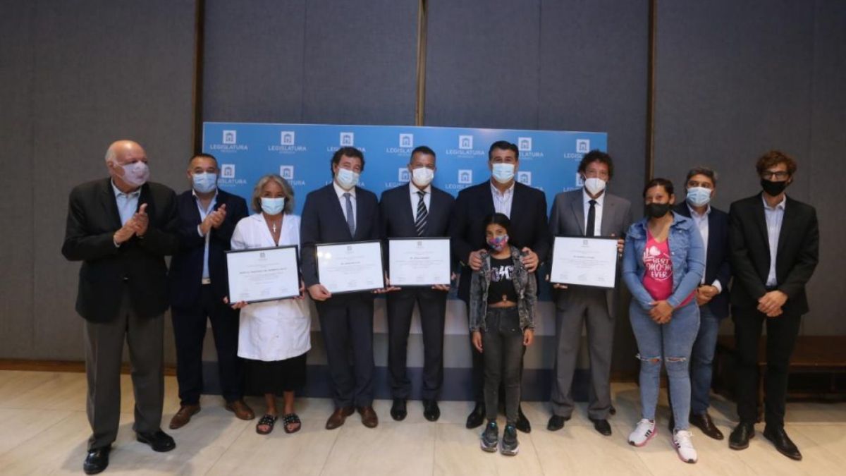 Los senadores que propusieron la distinción, el vicegobernador Mario Abed, el cuerpo médico del Notti y la niña Nayla y su mamá en la Legislatura provincial.