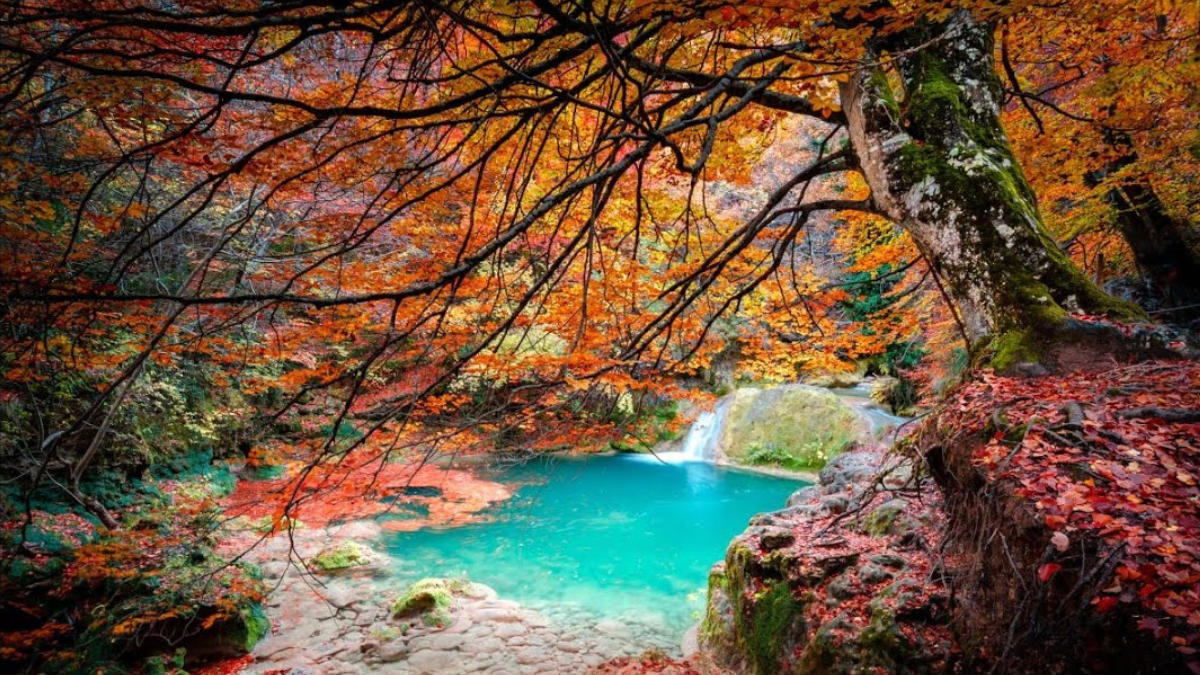 España tiene increíbles paisajes que te deslumbrarán como lo es el embalse con la cascada del Nacedero del Urederra España tiene increíbles paisajes que te deslumbrarán como lo es el embalse con la cascada del Nacedero del Urederra