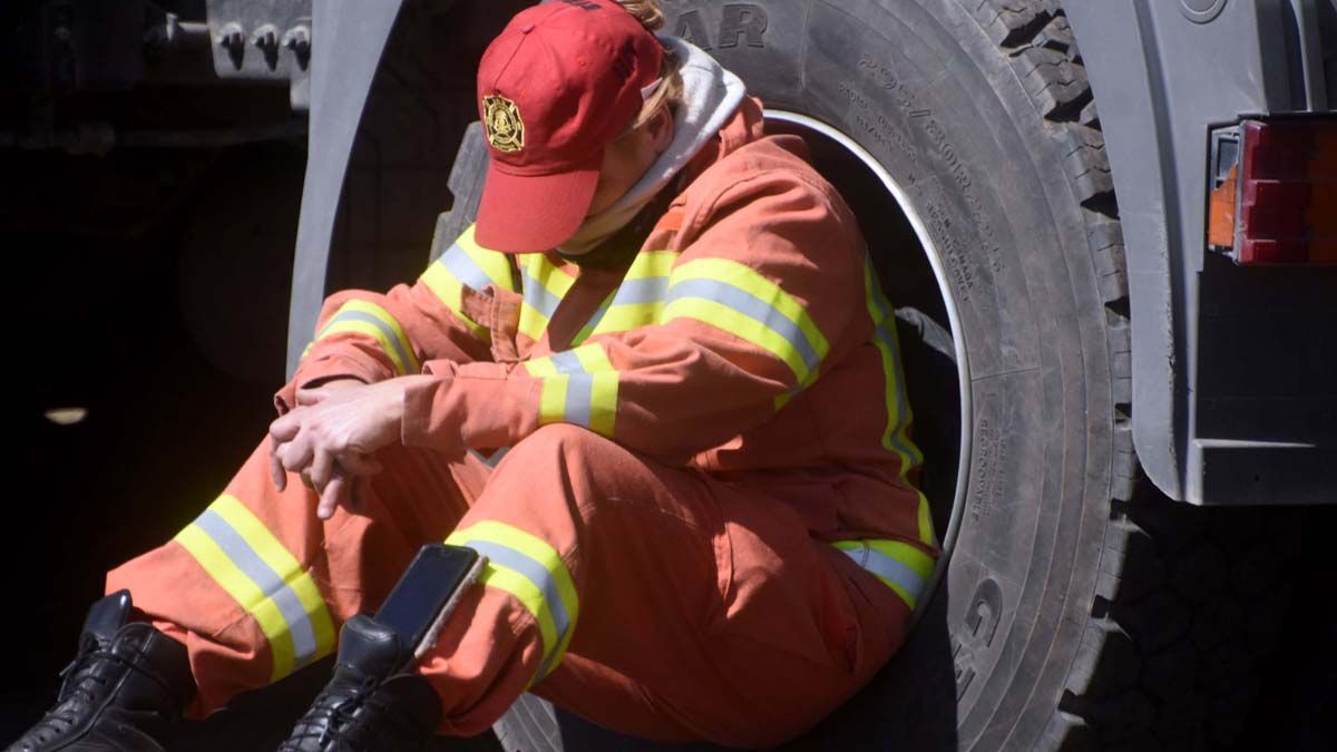 Pocas horas de sueño tienen los Bomberos que están combatiendo los focos de incendio. 