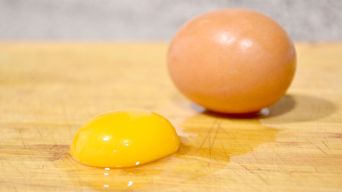 Consumir un huevo en mal estado, podría ocasionarnos problemas de salud.