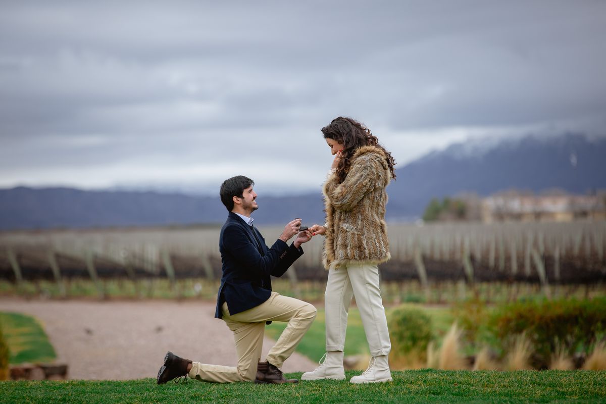 En Finca Decero fue hecha la propuesta de casamiento de Evandro a Bruna. De Brasil viajaron para comprometerse en agosto del año pasado. En Finca Decero fue hecha la propuesta de casamiento de Evandro a Bruna. De Brasil viajaron para comprometerse en agosto del año pasado.