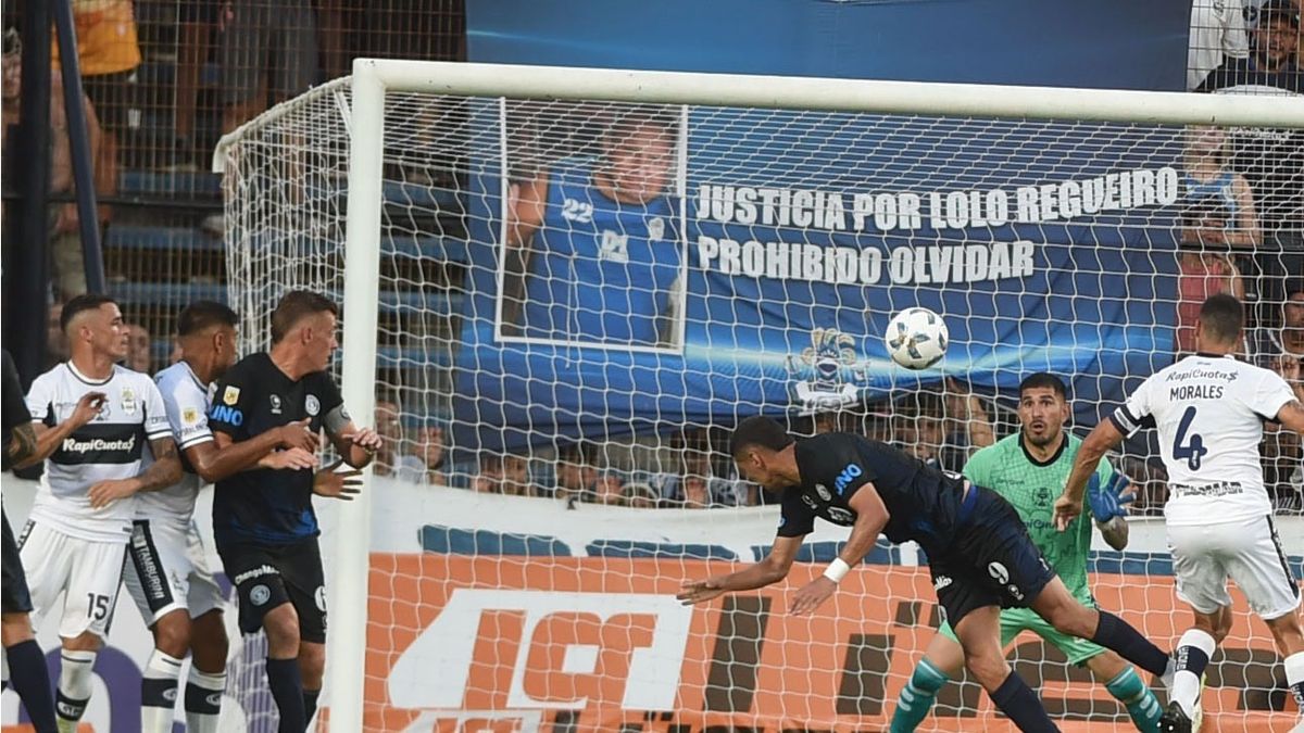 Alex Arce marcó de cabeza el primer gol de Independiente Rivadavia en primera división. Alex Arce marcó de cabeza el primer gol de Independiente Rivadavia en primera división.