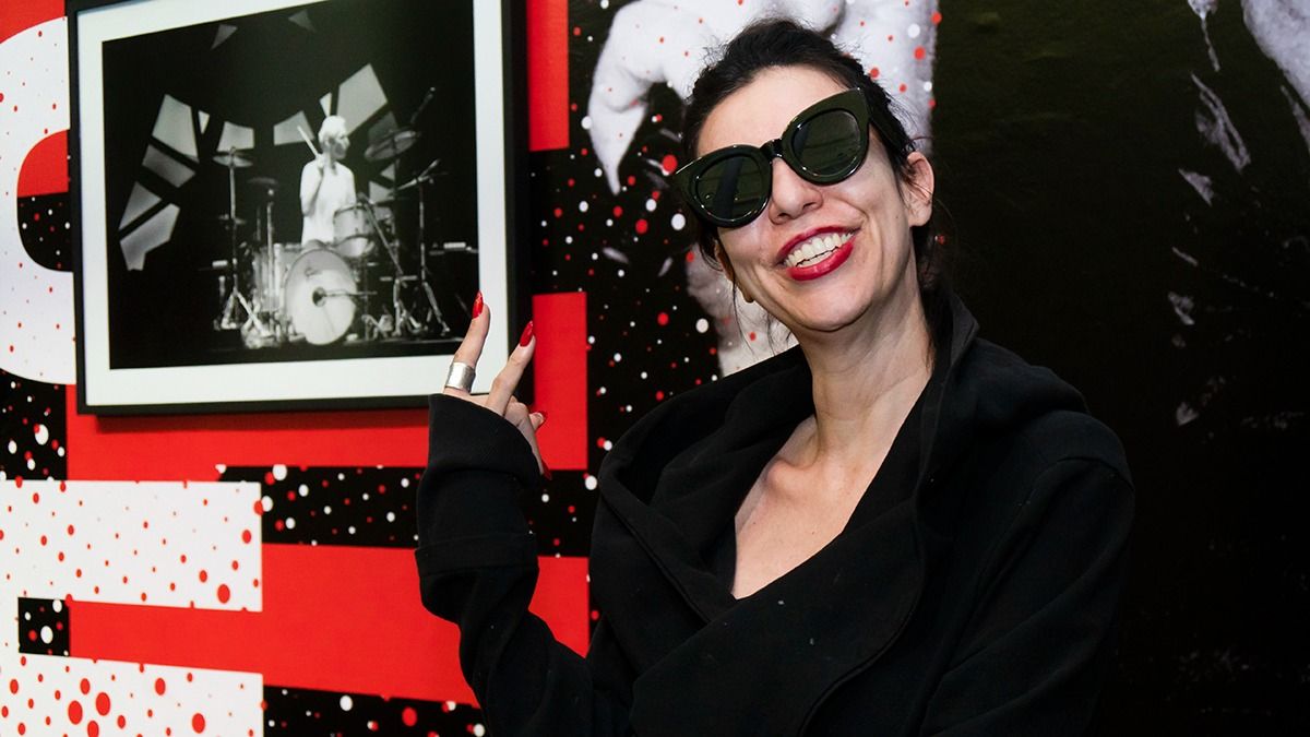 A Savelli le atrae la energía y el caos de los conciertos de rock para desafiar la cámara y obtener las mejores fotografías. A Savelli le atrae la energía y el caos de los conciertos de rock para desafiar la cámara y obtener las mejores fotografías.