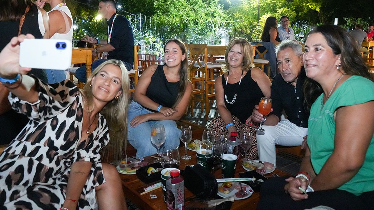 Grupos de amigos disfrutando del evento. Foto: Martín Pravata/Diario Uno. Grupos de amigos disfrutando del evento. Foto: Martín Pravata/Diario Uno.