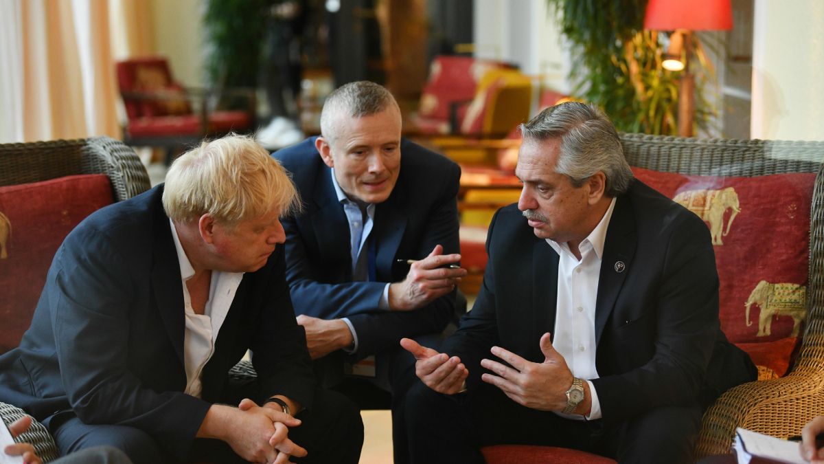 El premier británico Boris Johnson escucha atentamente las explicaciones del mandatario argentino Alberto Fernández