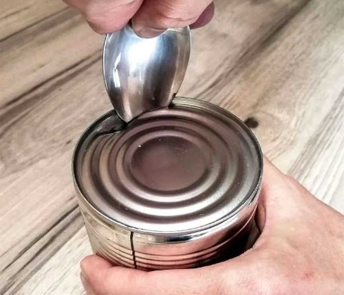 Abrir una lata sin usar abrelatas, se puede lograr con el truco de la cuchara. Abrir una lata sin usar abrelatas, se puede lograr con el truco de la cuchara.