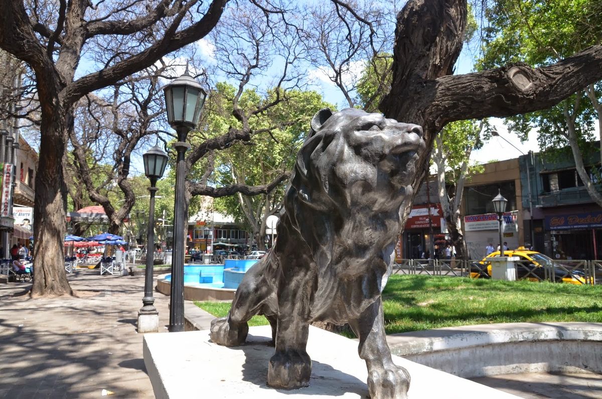 Los leones de la Alameda cuando fueron restaurados por última vez, en 2013. Foto: internet