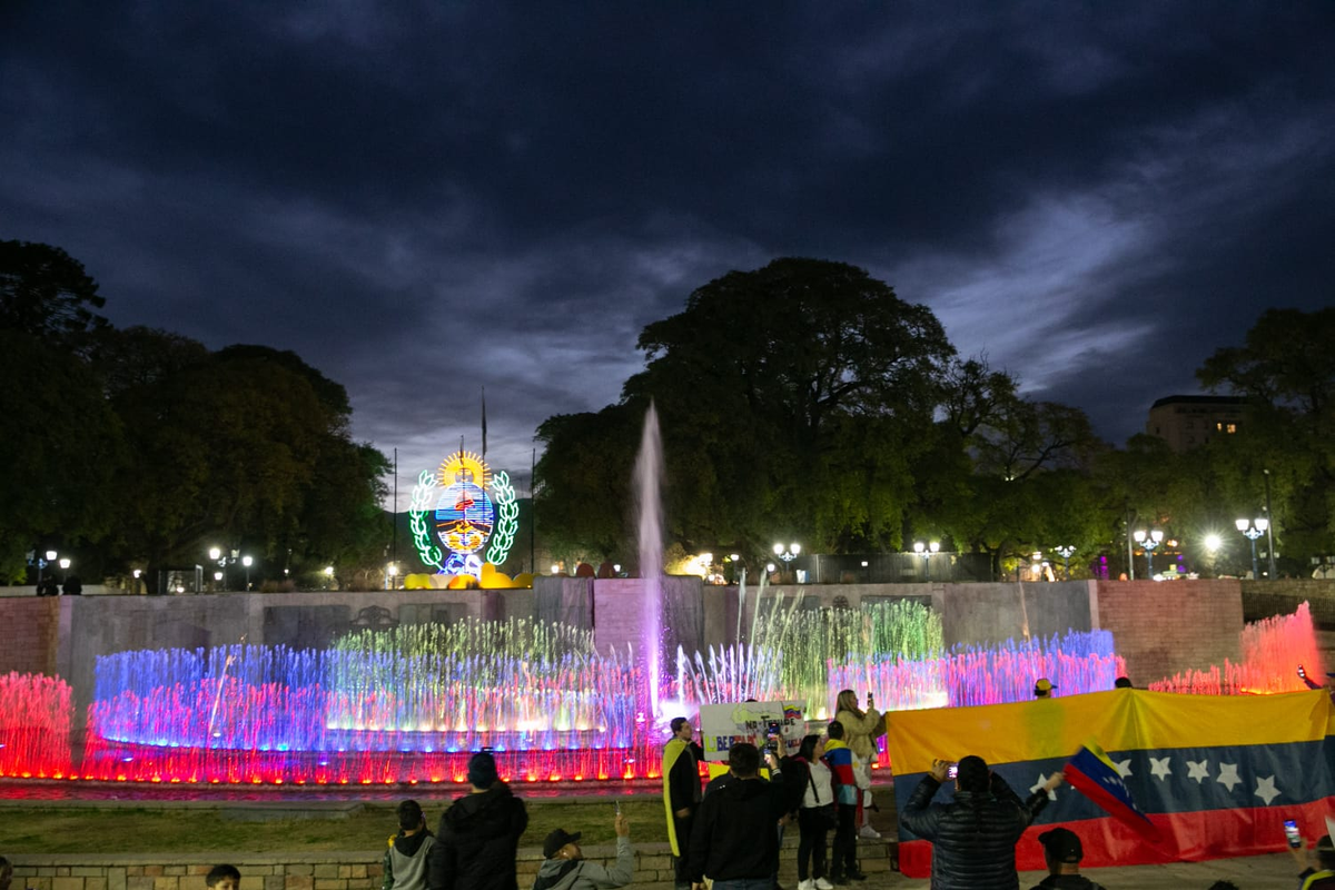 Imagen del último acto organizado por el municipio de la Ciudad de Mendoza junto a residentes venezolanos. Así se verá en la noche del domingo Imagen del último acto organizado por el municipio de la Ciudad de Mendoza junto a residentes venezolanos. Así se verá en la noche del domingo