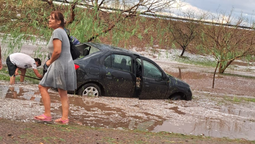 La tormenta complicó la vida de los vecinos, especialmente en Maipú.