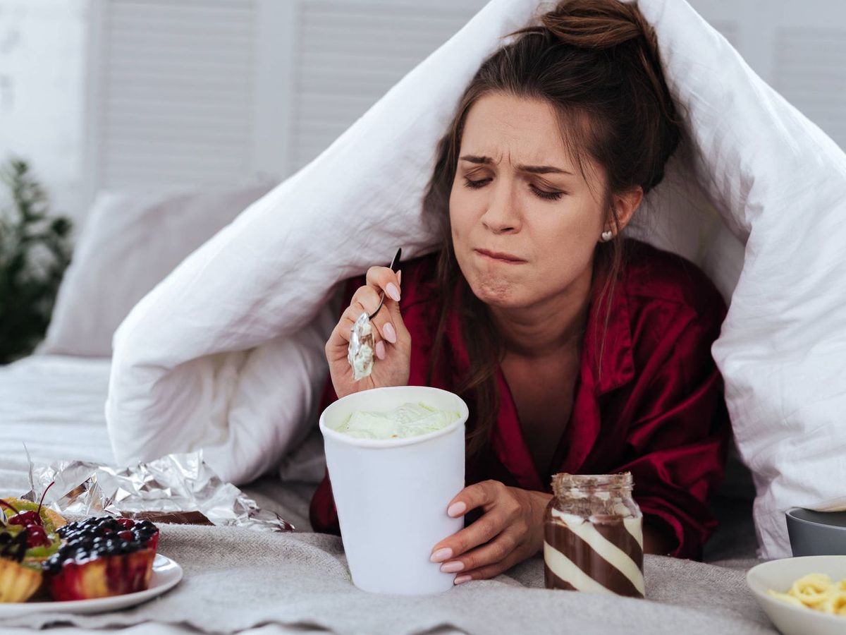 La ansiedad puede hacer que comamos de más, lo que a su vez produce más ansiedad.