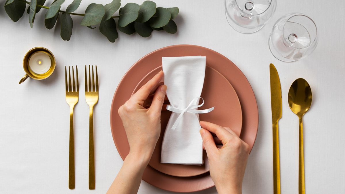 La servilleta no debe usarse de cualquier manera en una comida formal. La servilleta no debe usarse de cualquier manera en una comida formal.