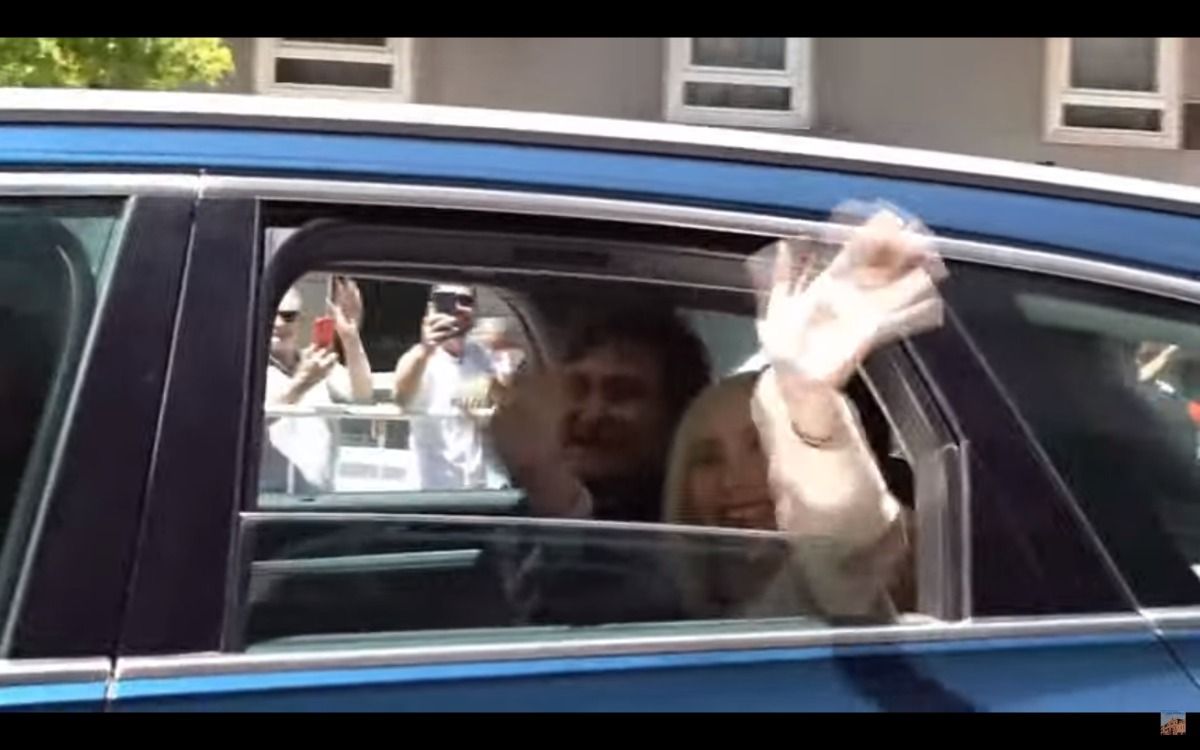 Javier Milei junto a su hermana Karina cuando salieron del Hotel Libertador rumbo al Congreso Nacional, cerca de las 11.30 de este sábado. Javier Milei junto a su hermana Karina cuando salieron del Hotel Libertador rumbo al Congreso Nacional, cerca de las 11.30 de este sábado.