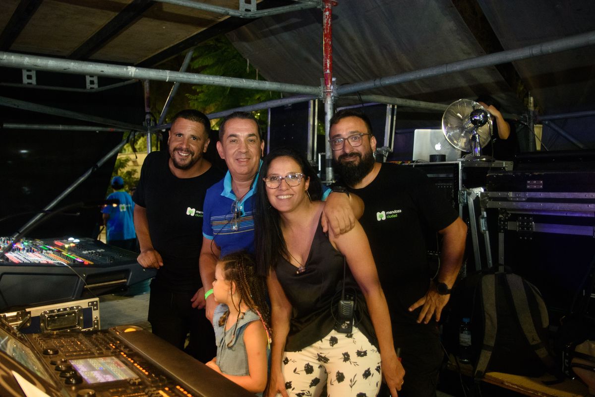 Fuertes y Pablo Moreno junto a parte del equipo técnico de la Vendimia 2024 en Capital. Fuertes y Pablo Moreno junto a parte del equipo técnico de la Vendimia 2024 en Capital.