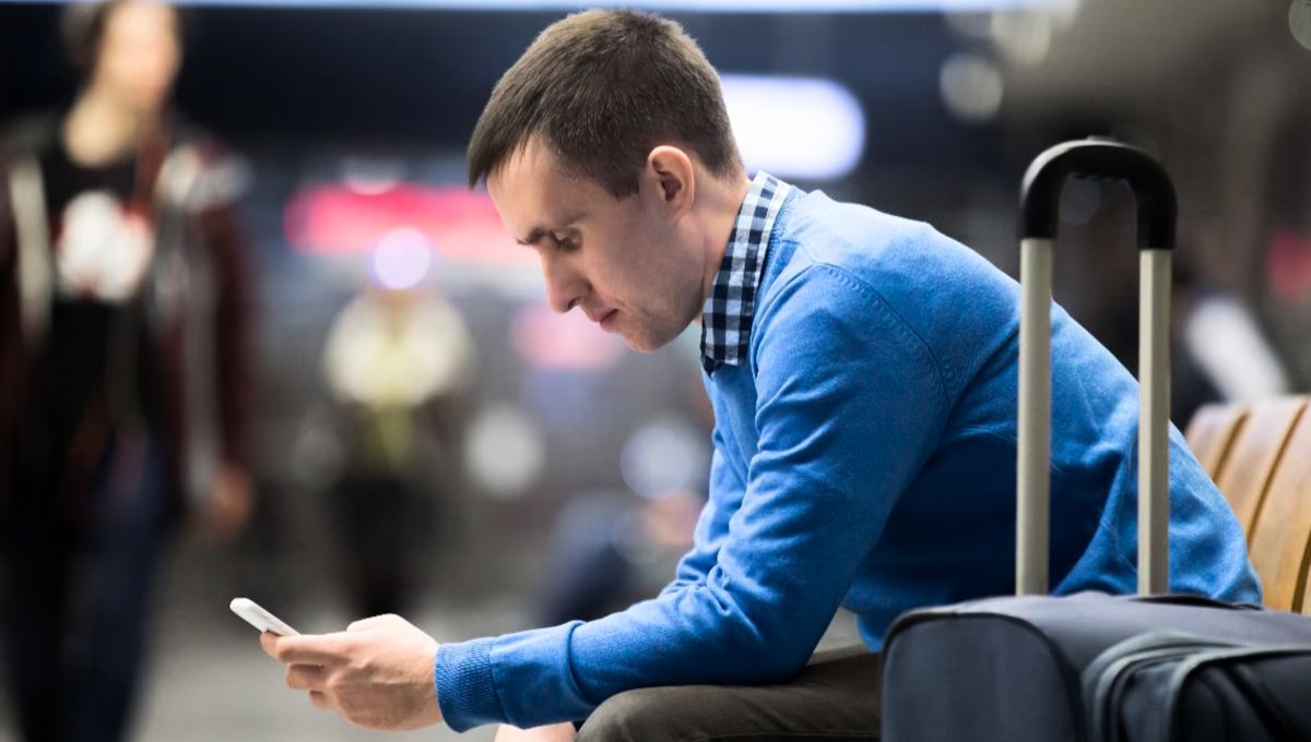 Cargar el celular en el aeropuerto es una costumbre que muchos viajeros tienen