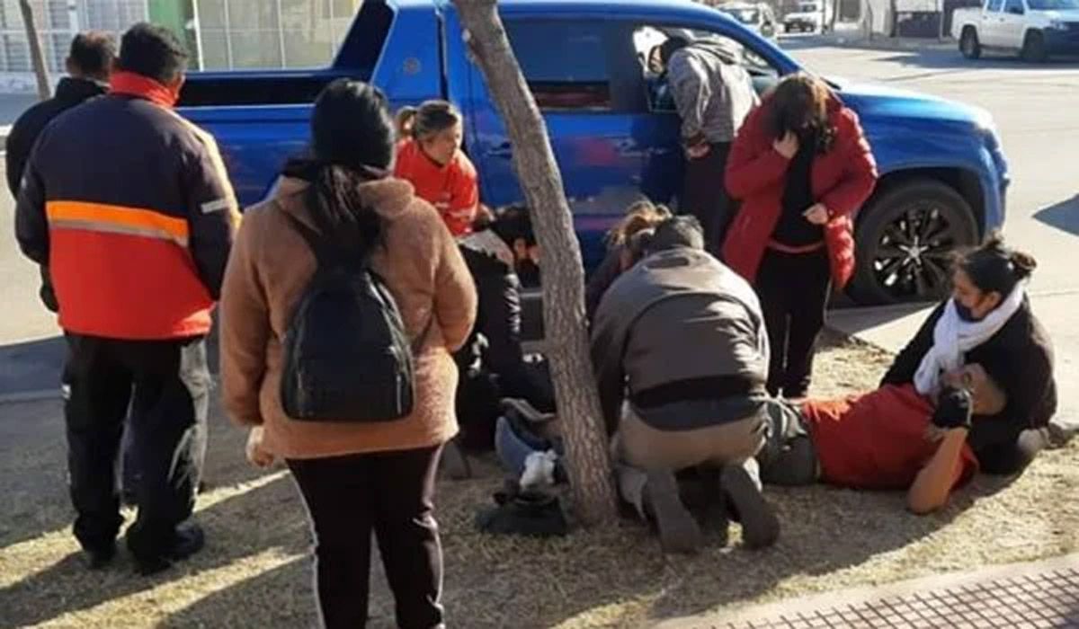 La mujer herida quedó tirada en la calle después del robo armado. 
