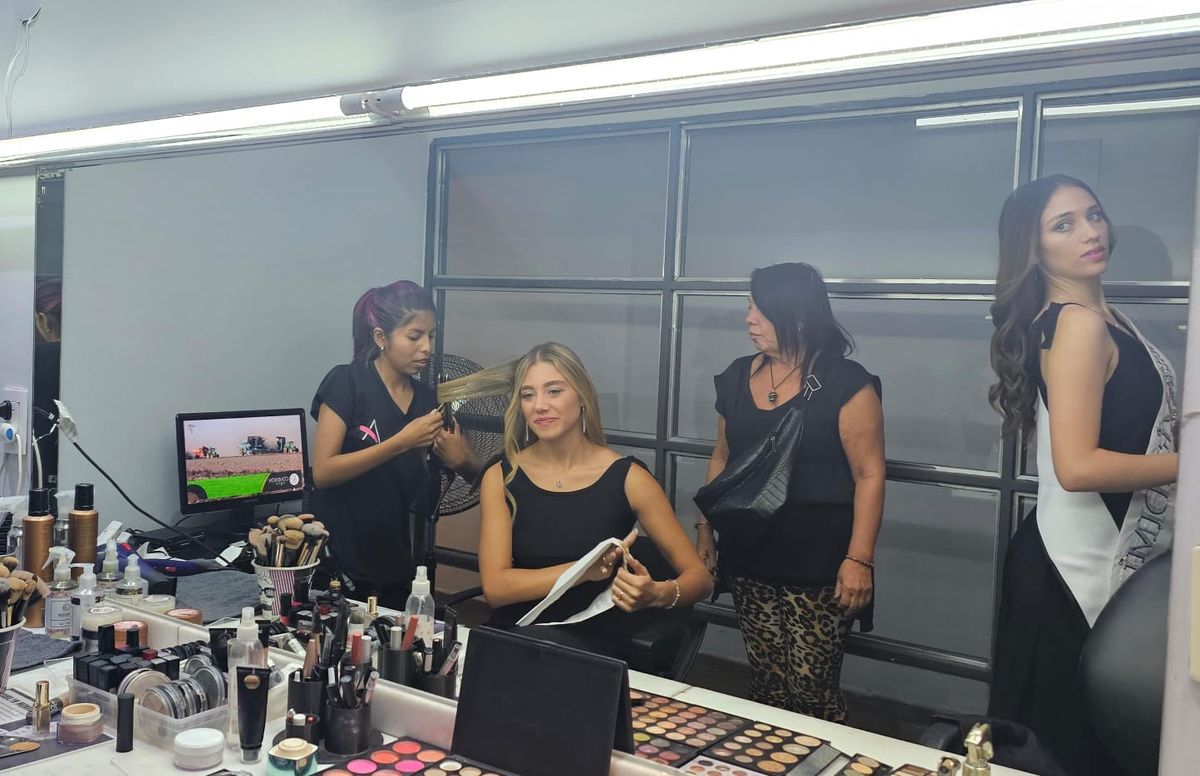 Las soberanas electas fueron maquilladas y peinadas por el equipo de Amelie, en los camarines de Canal 7. Las soberanas electas fueron maquilladas y peinadas por el equipo de Amelie, en los camarines de Canal 7.