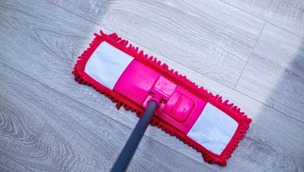 Utiliza un trapo de piso limpio para colocar la mezcla de vinagre y eucalipto Utiliza un trapo de piso limpio para colocar la mezcla de vinagre y eucalipto