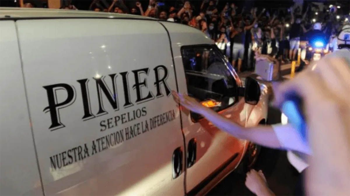 El empleado de la funeraria aseguró que recibe muchas amenazas desde que se sacó la foto con el cuerpo de Maradona