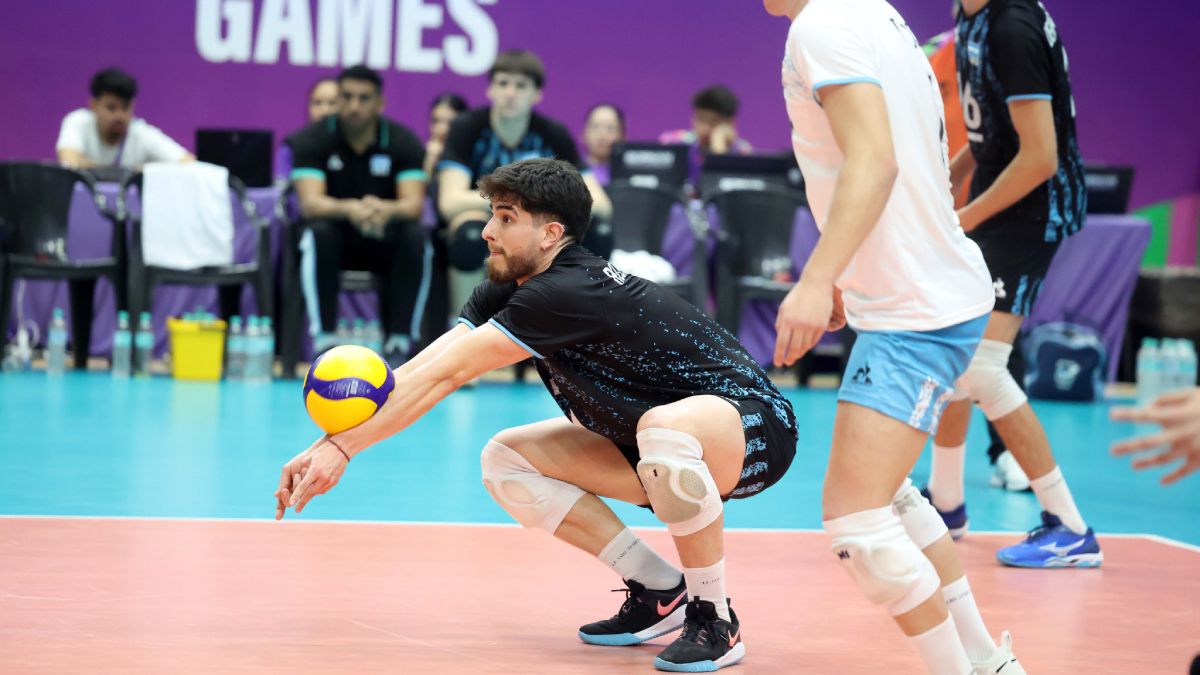 Nahuel Rojas en plena recepción. El mendocino sumó 14 puntos de ataque para que la selección argentina de vóley se asegure el pasaje a cuartos de final de los Juegos Panamericanos Junior.