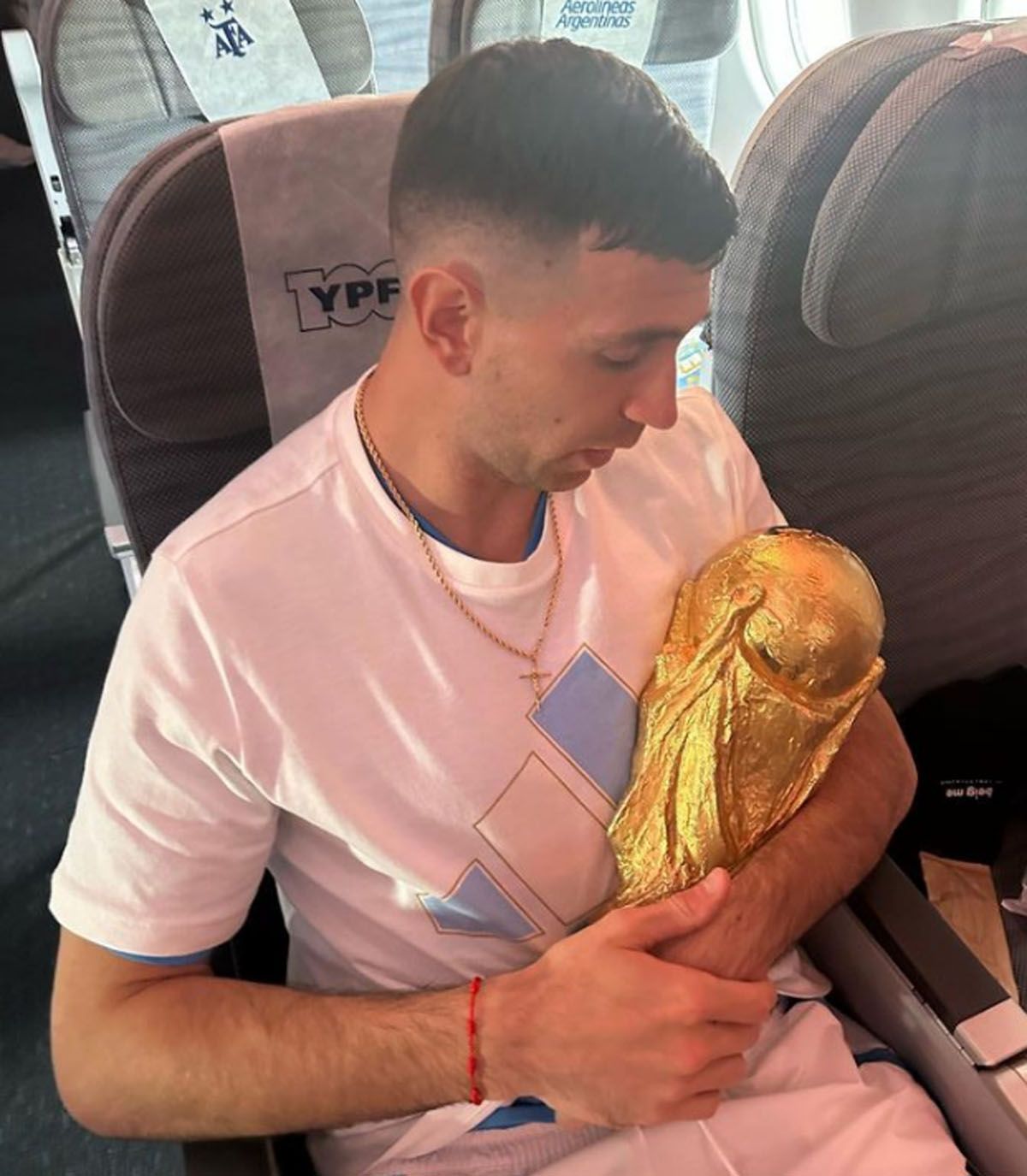 Dibu Martínez le pudo hacer upa