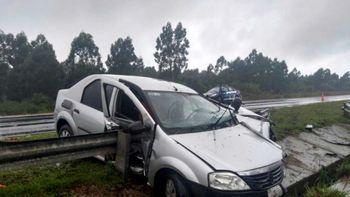 Impresionante choque en la ruta: un auto atravesó el guardarrail Impresionante choque en la ruta: un auto atravesó el guardarrail