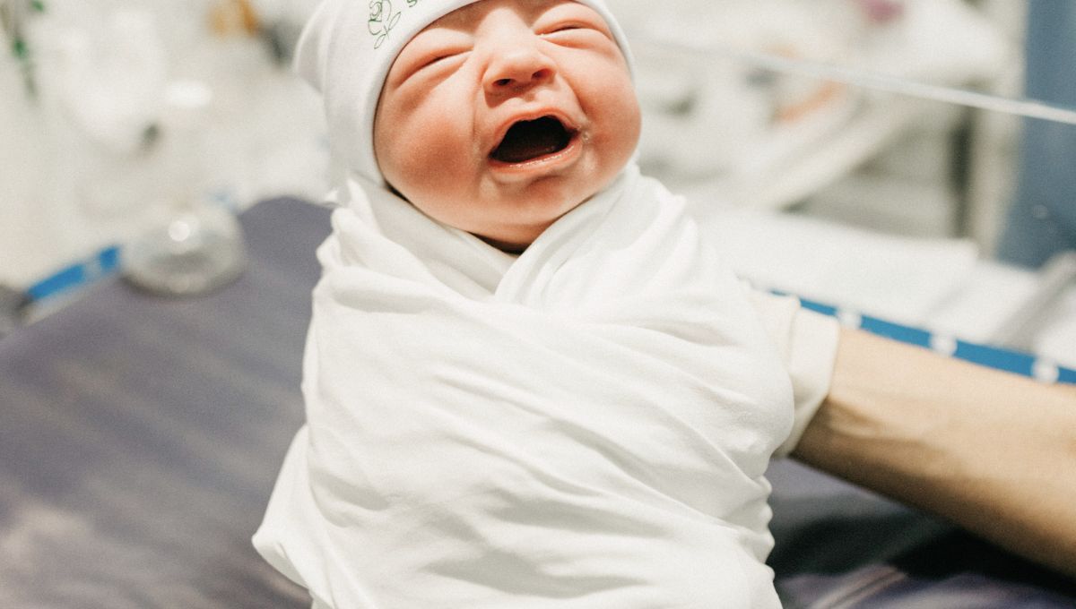 Antiguamente, el significado de esta frase se refer&iacute;a a una ceremonia donde el hijo adoptivo era envuelto en una camisa muy amplia, de unas once varas de longitud, para luego ser entregado en brazos a su nuevo padre o madre.