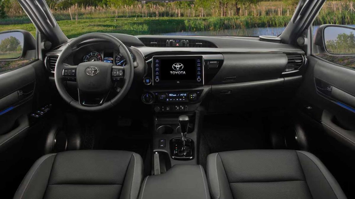 La Toyota Hilux, la doble cabina más vendida en la Argentina, incorporó más equipamiento y cambios mecánicos La Toyota Hilux, la doble cabina más vendida en la Argentina, incorporó más equipamiento y cambios mecánicos