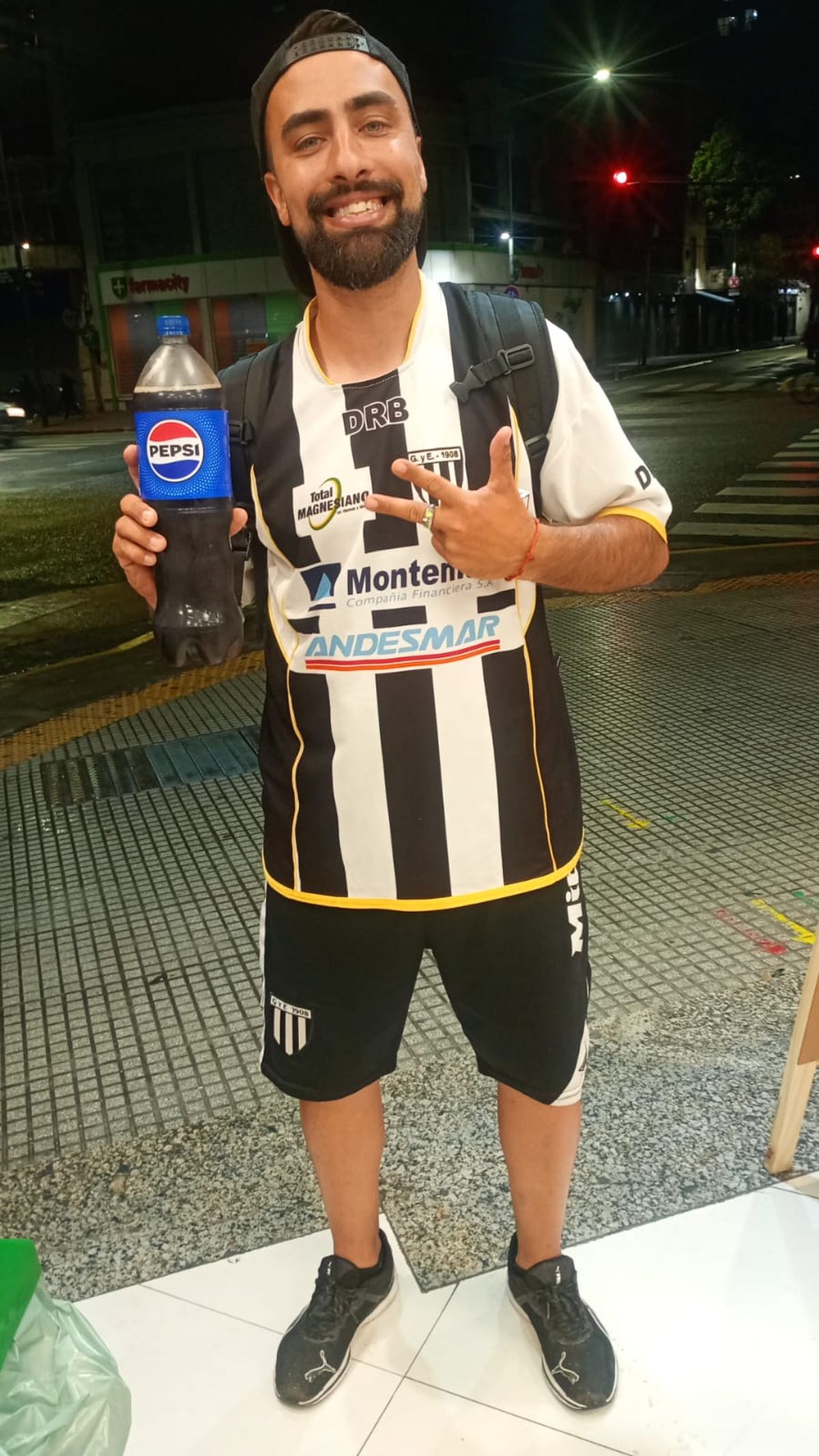 Con una sonrisa de oreja a oreja, Juan Pablo celebró el ascenso de Gimnasia.