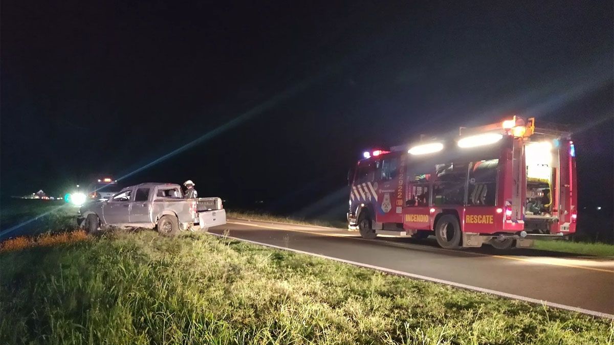 La Policía y Bomberos trabajaron en el lugar del accidente, en el kilómetro 490 de la ruta 188, en La Pampa.