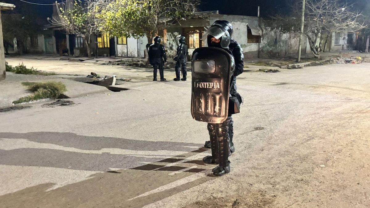 Los allanamientos comenzaron a primera hora de la mañana de este viernes en el barrio Santa Teresita y barrio Espejo, de Las Heras. Los allanamientos comenzaron a primera hora de la mañana de este viernes en el barrio Santa Teresita y barrio Espejo, de Las Heras.