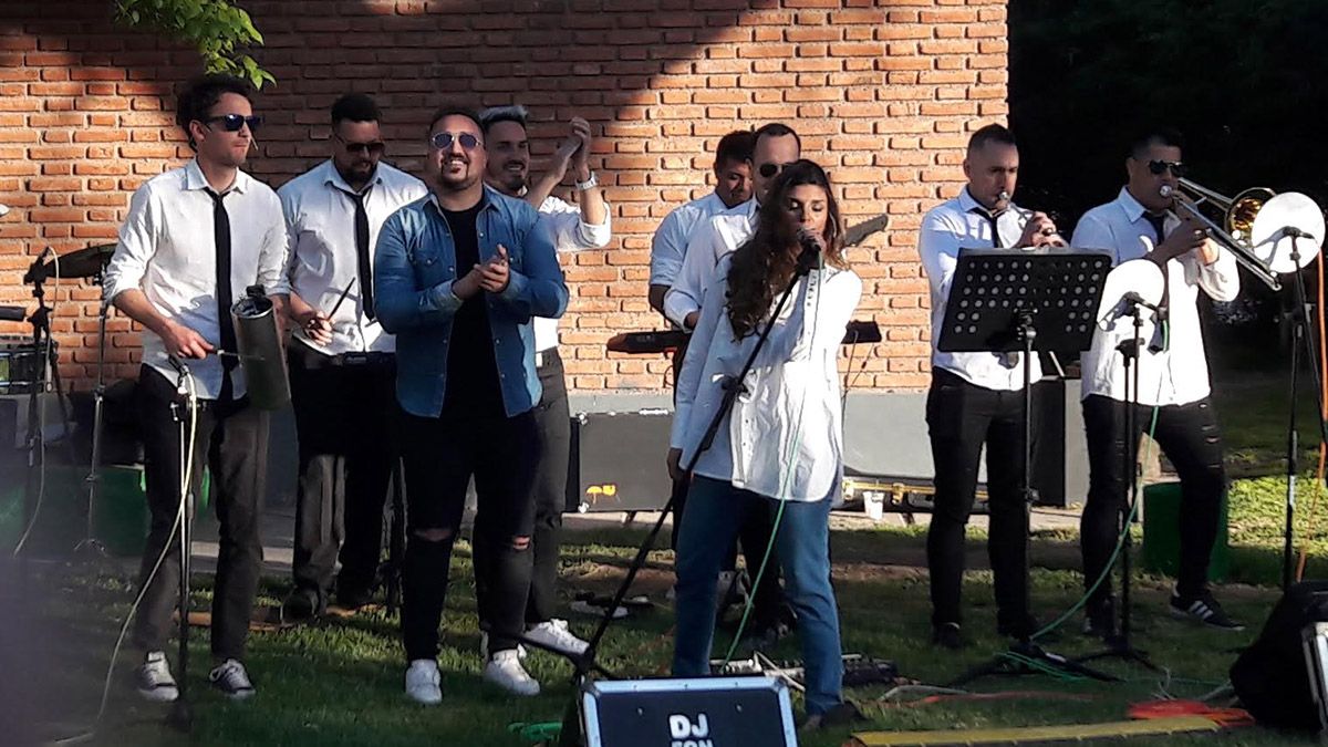 Ornella se sumó como primera voz de la banda Jet Set y Amadeo le sacó lustre al wilo.