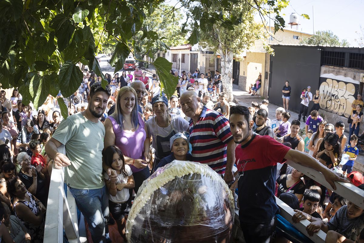 En Las Heras repartieron un huevo de Pascua gigante de 100 kilos.&nbsp;Fotos: Cristian Lozano.