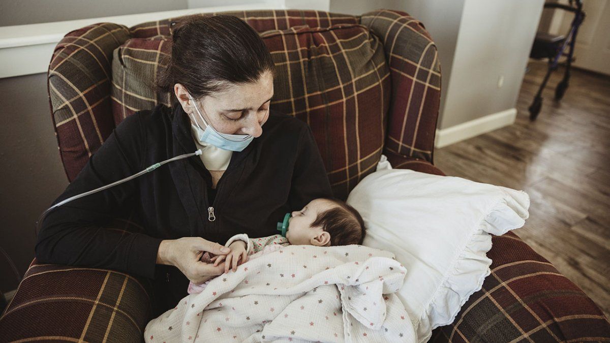 Kelsey Townsend tuvo a su bebé estando en coma inducido. Llegó a estar en la lista para transplante de pulmón pero se recuperó y pudo conocer a su bebé