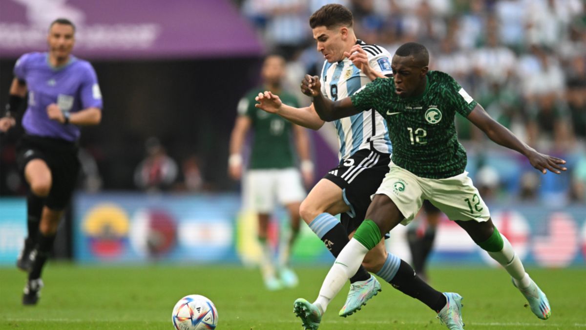 En desventaja, Scaloni recurrió al ingreso de Julián Álvarez