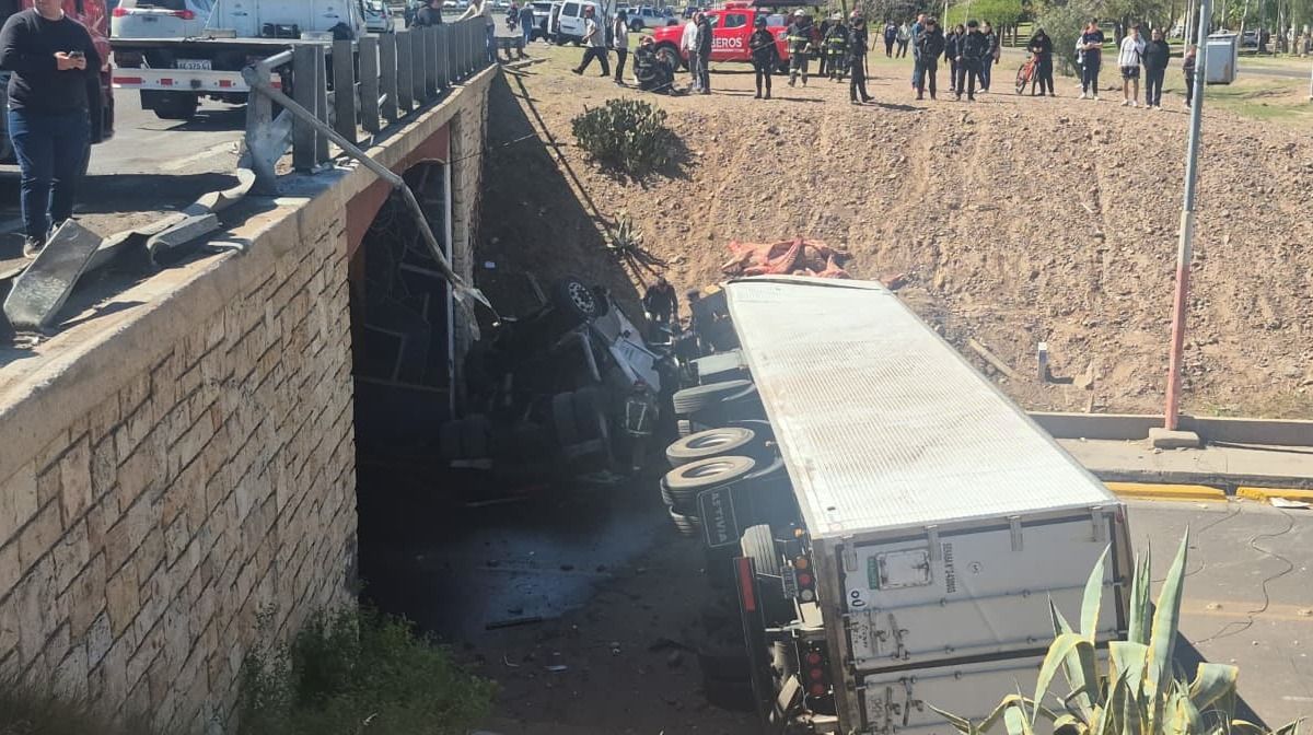 Otra perspectiva del camión que cayó del Acceso Este. Otra perspectiva del camión que cayó del Acceso Este. 